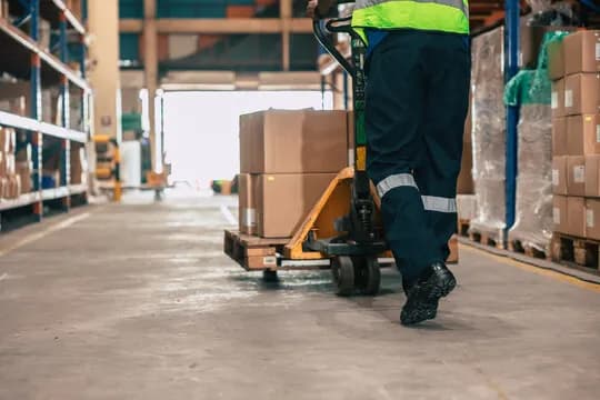תנאי מכר בינלאומיים (Incoterms) – איך לבחור נכון בין EXW, FOB, CIF ומה המשמעות ליבוא לישראל
